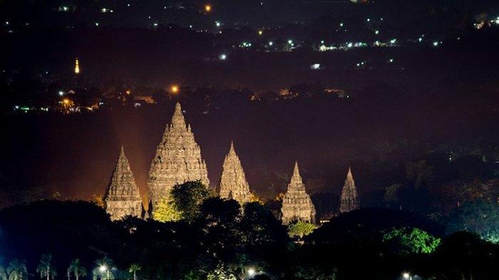 Candi Prambanan di malam hari dari Spot Riyadi, Sleman, Yogyakarta.