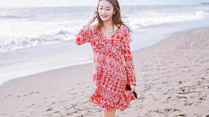 Gaya liburan seleb TikTok Chandrika Chika yang dikenal dengan video joget Papi Chulo.