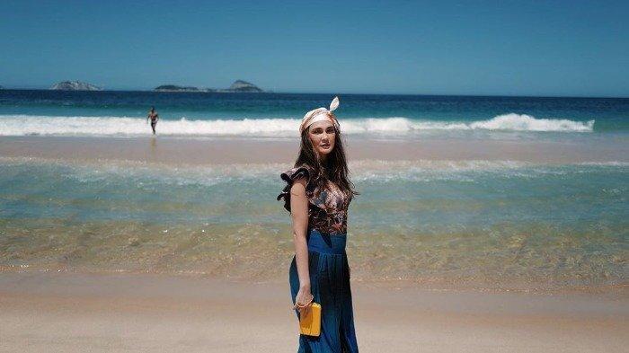 Foto Luna Maya saat traveling ke Pantai, Kamis (12/3/2020).