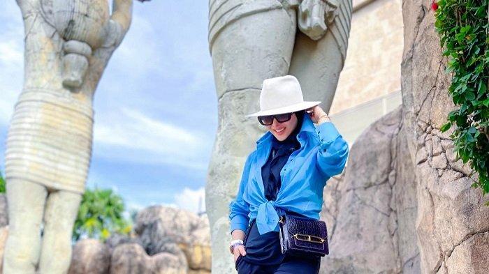 Gaya Syahrini saat libur Lebaran di Universal Studio Singapura.