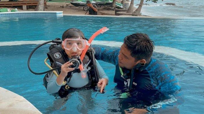 Momen Gisella Anastasia ajak Gempi belajar diving.