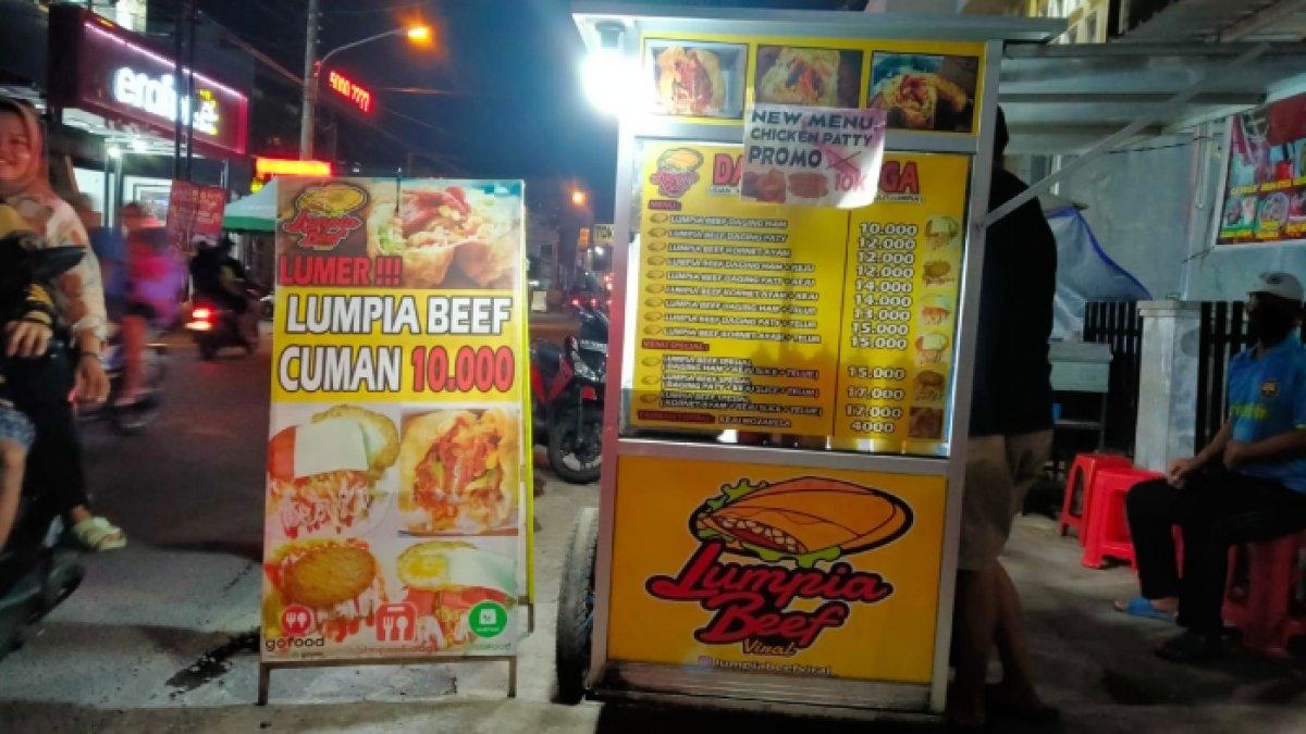 Gerai Lumpia Beef Viral di Jalan Jaya Wijaya Nomor 94, Mojosongo, Kecamatan Jebres, Solo, Jawa Tengah. Camilan kekinian yang cocok untuk makan malam, lokasinya dekat dari hotel dan tempat sewa motor, Kamis (12/1/2023).