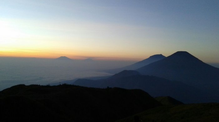Sunrise di puncak Gunung Prau