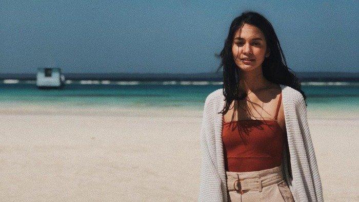 Potret Hana Malasan saat traveling menjelajahi keindahan alam di Indonesia.