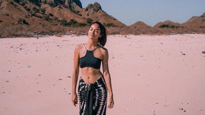 Potret Hana Malasan saat traveling menikmati keindahan alam di Indonesia.