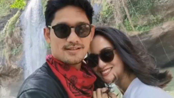 Potret kemesraan Ibnu Jamil dan Ririn Ekawati saat touring ke Sukabumi.