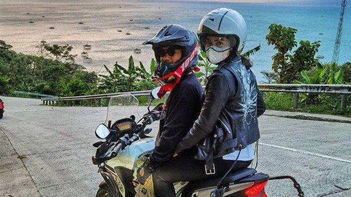 Potret kemesraan Ibnu Jamil dan Ririn Ekawati saat touring ke Sukabumi.