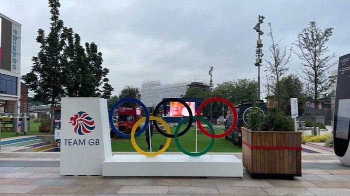 Ikon Olimpiade yang terpampang di Tokyo, Jepang