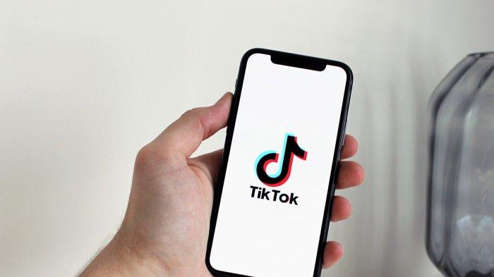 Ilustrasi akun TikTok di ponsel