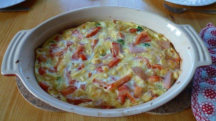 Ilustrasi olahan omelet sosis keju untuk menu sahur Ramadan