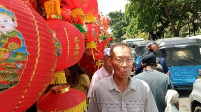 Pedagang pernak-pernik Tahun Baru China atau Imlek di Jalan Pancoran, Glodok, Jakarta Barat