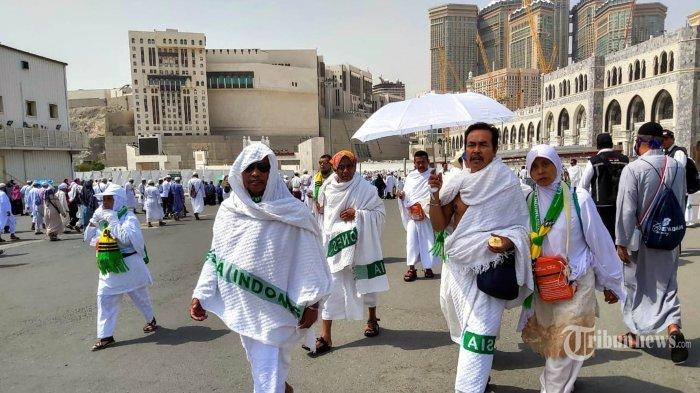 Jemaah bersiap untuk melaksanakan ibadah Salat Jumat di Masjidil Haram, Makkah, Arab Saudi, Jumat (26/7/2019). Jemaah tetap memenuhi Masjidil Haram meski cuaca di Makkah sedang pada puncak panas dengan suhu mencapai 48 derajat celsius.