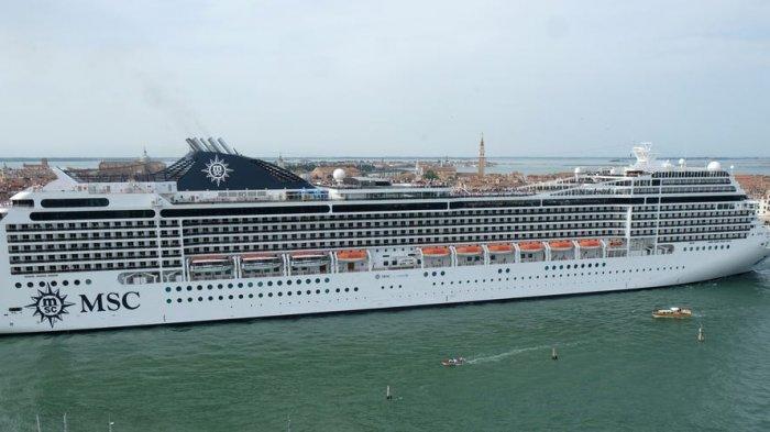 Kapal pesiar MSC Magnifica melewati Saint Mark Basin di Venesia, Italia 9 Juni 2019.