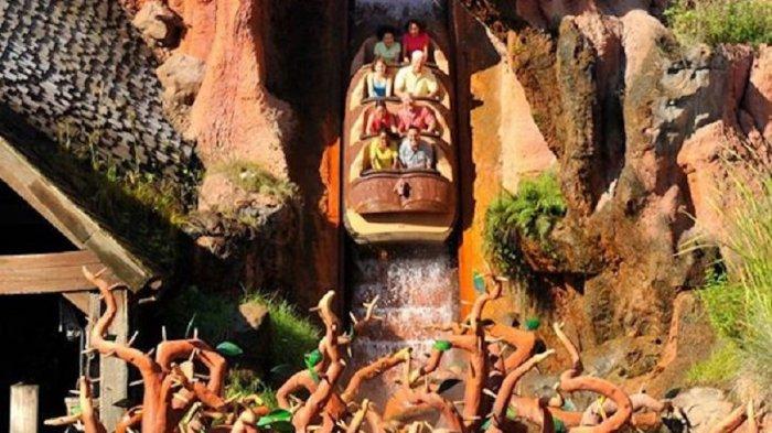 Ilustrasi - Pengunjung yang sedang berada di atas kapal Splash Mountain, Walt Disney World, Florida.