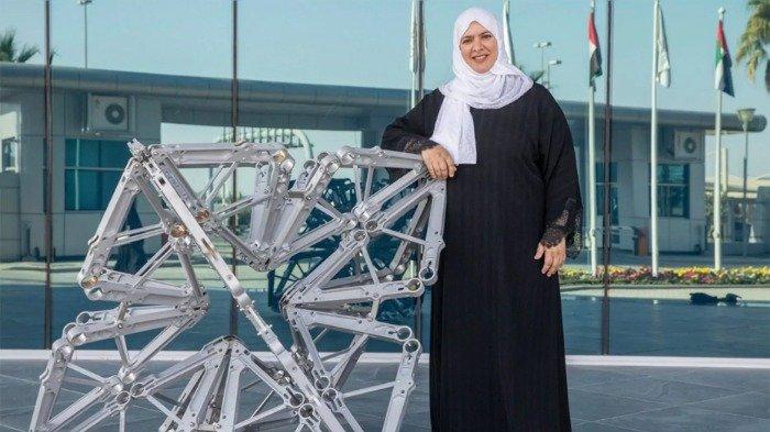 Azza Al Qubaisi seorang seniman asal Abu Dhabi bersama karya seninya yang terbuat dari suku cadang lama maskapai Etihad Airways.