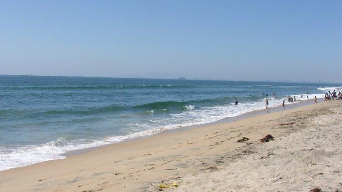Keindahan Pantai Huntington di California, Amerika Serikat. Sebuah kecelakan pesawat terjadi pada Jumat (22/7/2022), pesawat jatuh ke Pantai Huntington dan pilot diselamatkan oleh peselancar muda.