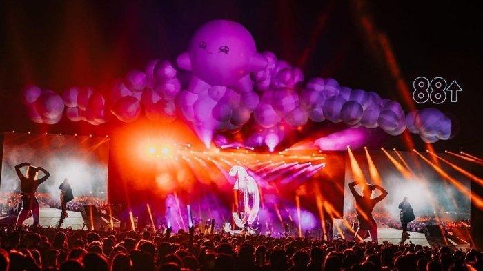 Kemeriahan Head in The Clouds Festival, festival musik dan kesenian berskala besar yang diadakan oleh label musik asal Amerika Serikat, 88rising.