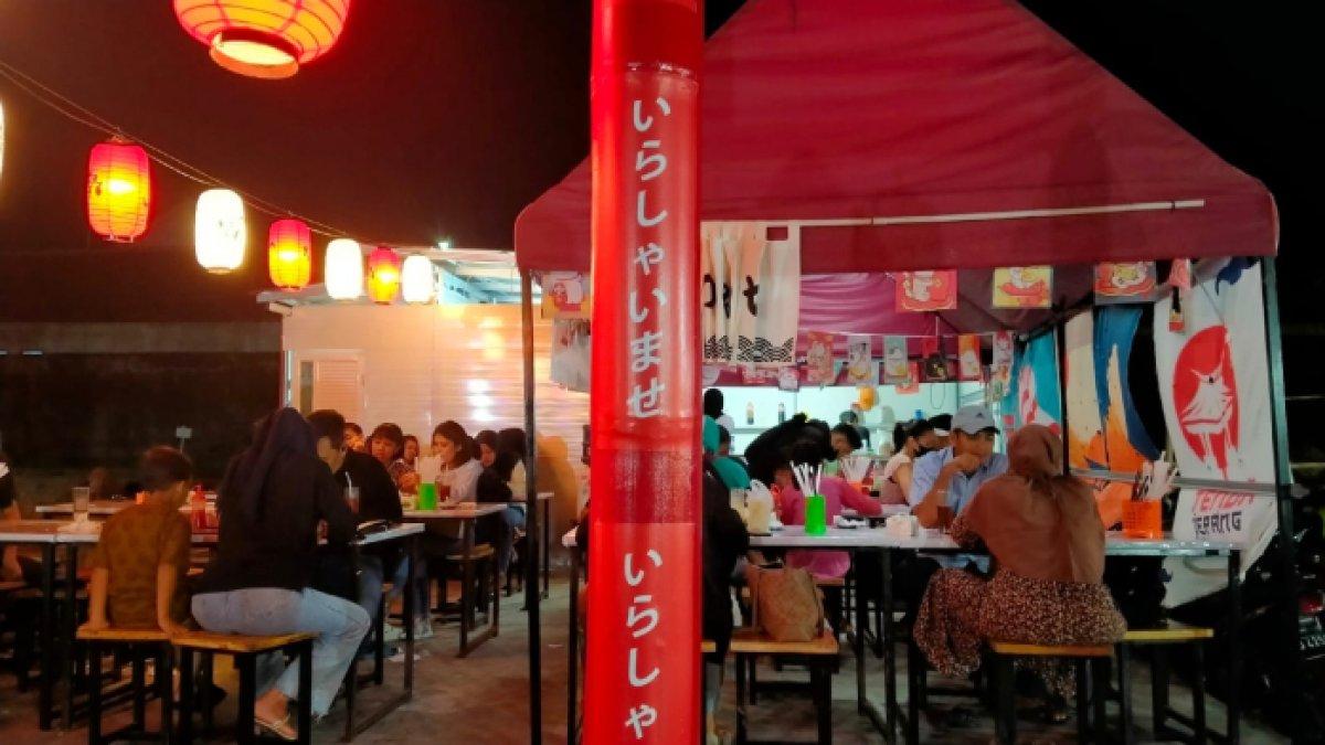 Keramaian di Tenda Jepang, tempat nongkrong baru di dekat UMS bernuansa Negeri Sakura, Jumat (13/1/2023). Lokasi Tenda Jepang dekat dari hotel dan tempat sewa motor di Sukoharjo.