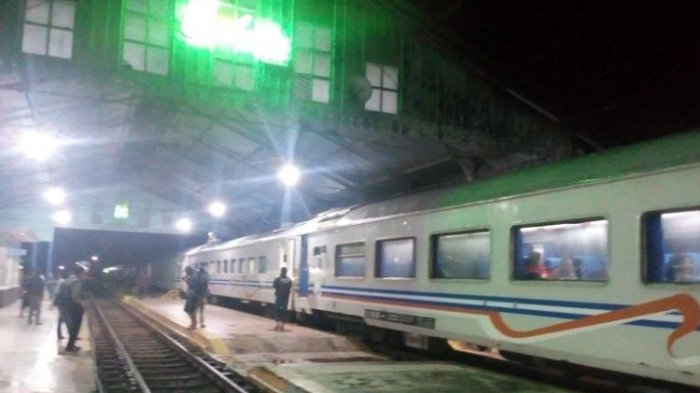 Kereta Api Mutiara Selatan jurusan Bandung-Malang tertahan di Stasiun Cibatu, Garut, Rabu (22/11/2017).
