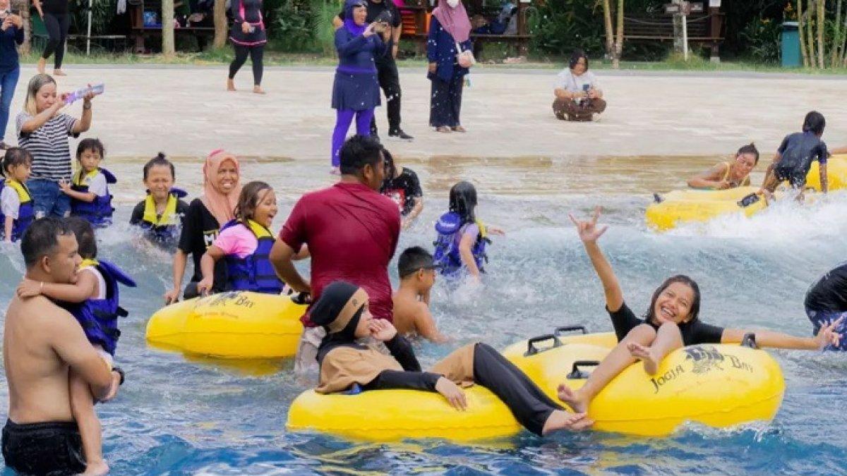 Waterboom Jogja, rekomendasi tempat wisata di Jogja yang menarik untuk dikunjungi. Lokasinya dekat hotel hingga tempat sewa motor.