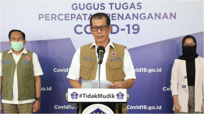 Ketua Gugus Tugas Percepatan Penanganan COVID-19 Doni Monardo (tengah)