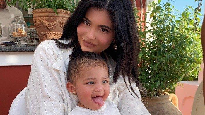 Potret kedekatan Kylie Jenner dengan putrinya, Stormi saat liburan.