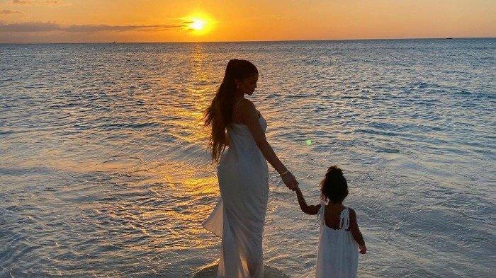 Potret Kylie Jenner saat liburan ke pantai bareng Stormi.