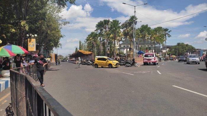 Lalu lintas sekitar Alun-alun Jember lokasi Carnaval 2022 dilakukan sistem buka tutup sebelum dan sesudah acara, Sabtu (6/8/2022).