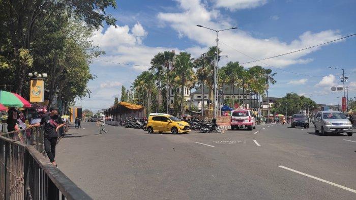 Lalu lintas sekitar Alun-alun Jember lokasi Carnaval 2022 dilakukan sistem buka tutup sebelum dan sesudah acara, Sabtu (6/8/2022).