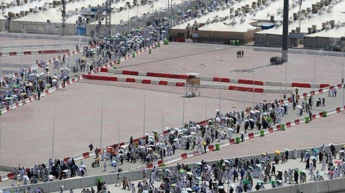Para jemaah haji hendak ambil bagian dalam lempar jumrah yang merupakan bagian dari rangkaian ibadah haji di Jembatan Jumrah di Kota Mina dekat Mekkah, Arab Saudi, Minggu (3/9/2017). Biaya Haji Jemaah Indonesia tahun 2023 diketahui naik Rp 29 juta dari tahun 2022, padahal Arab Saudi turunkan harga paket layanan haji 30 persen.