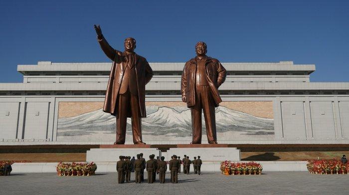 Dua orang remaja dijatuhi hukuman mati karena telah menonton film Korea Selatan, eksekusi dilakukan di depan penduduk setempat.