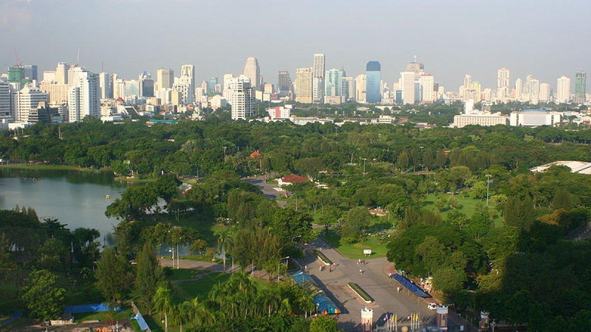 Lumphini Park, satu tempat wisata gratis di Bangkok Thailand.
