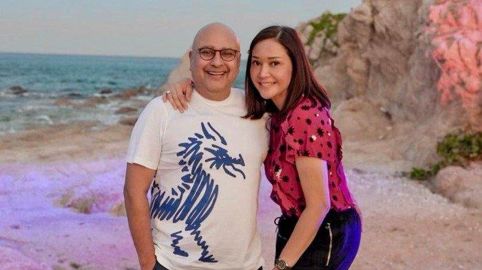 Maia Estianty dan Irwan Mussry saat menikmati suasana sore hari di Meksiko.