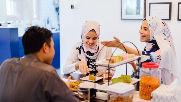 Ilustrasi makan waktu berbuka