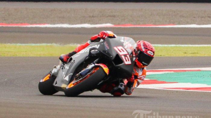 Pebalap tim Repsol Honda, Marc Marquez saat mengikuti tes pramusim MotoGP 2022 hari kedua di Sirkuit Mandalika, Lombok, Nusa Tenggara Barat, Sabtu (12/2/2022).