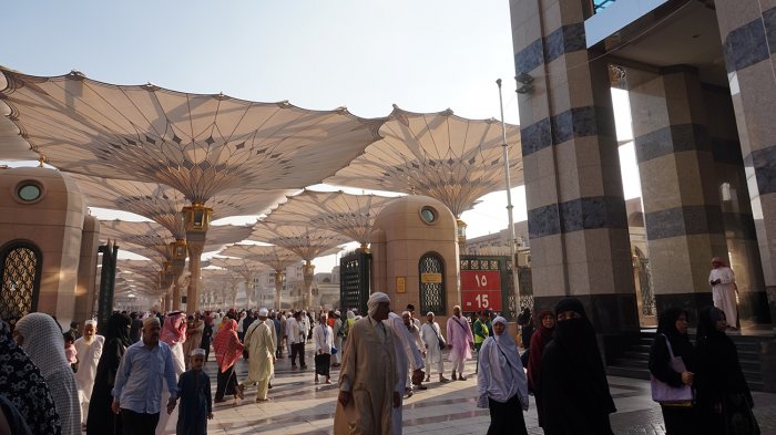 Jemaah salat sesaat setelah selesai beribadah di Masjid Nabawi, Madinah, Arab Saudi, Kamis (9/11/2017).