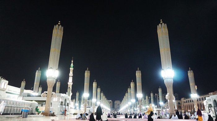 Pelataran Masjid Nabawi saat malam hari yang digunakan untuk beribadah oleh jemaah