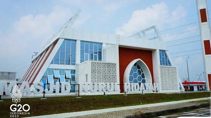 Masjid Nurul Hidayah berlokasi di Rest Area KM 575 A Jalan Tol Solo-Ngawi.