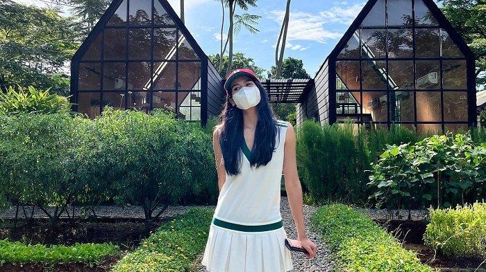 Gaya Maudy Ayunda saat berada di Scientia Square Park.