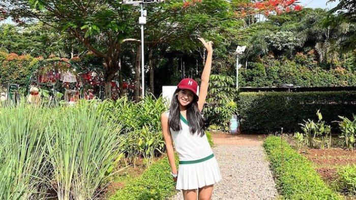 Gaya Maudy Ayunda jalan-jalan ke Scientia Square Park