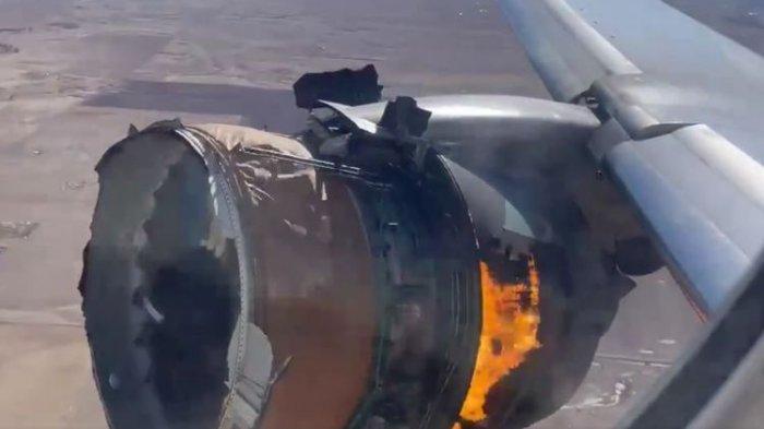 Mesin pesawat United Airlines UA328 terbakar di tengah penerbangan. Pesawat berhasil mendarat dengan satu mesin di bandara Denver, Sabtu (20/2/2021).