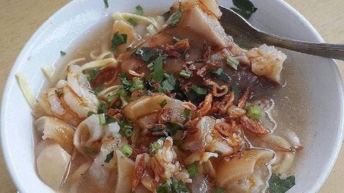 Mie kocok legendaris di GOR Pajajaran dengan nama Mie Kocok Cepay yang sudah berusia 42 tahun.
