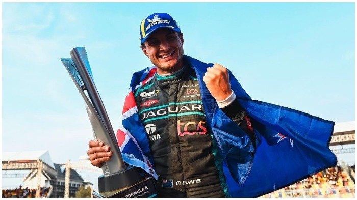 Pembalap Jaguar TCS Racing, Mitch Evans, keluar sebagai juara di Formula E Jakarta 2022.