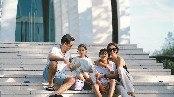 Potret seru staycation ala keluarga Nana Mirdad dan Andrew White.