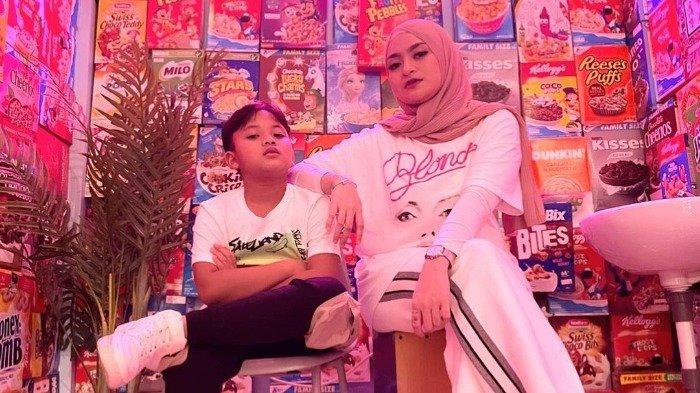 Potret kedekatan Nathalie Holscher dan Ferdinan saat berada di sebuah kafe instagramable Bekasi.