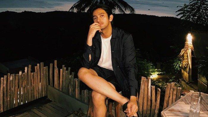 Potret Omar Daniel saat liburan ke Karimunjawa.