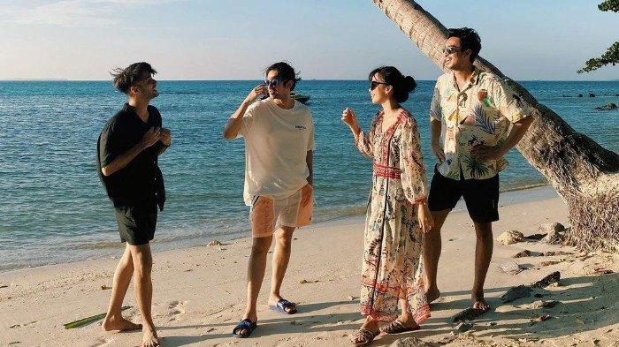 Potret Omar Daniel dan kawan-kawannya saat liburan ke Karimunjawa.