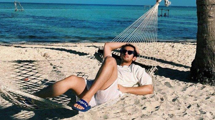 Potret Omar Daniel saat liburan ke Karimunjawa.