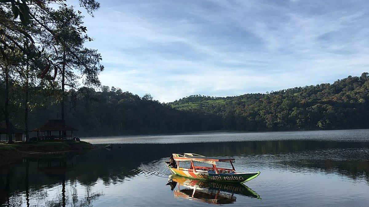 Panduan liburan ke Situ Patenggang Bandung lengkap dengan harga tiket masuk, hotel terdekat dan tempat sewa motor.
