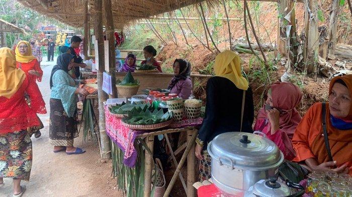 Masyarakat Desa Kenalan, Borobudur, Magelang, Jawa Tengah menggelar Pasar Seni Romantisme dalam Keberagaman pada Sabtu (12/8/2022).
